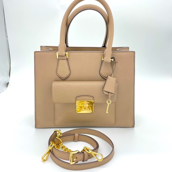 Michael Kors Handbags - Michael Kors Camel Leather Purse 👜